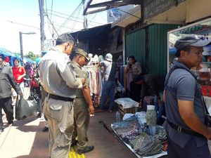 Satpol PP Tertibkan PKL yang Masih Jualan di Trotoar Tanah Abang Satpol PP Tertibkan PKL yang Masih Jualan di Trotoar Tanah Abang
