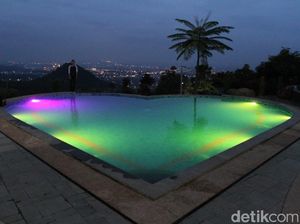 Kolam Renang di Bandung yang Bercahaya Bak Aurora