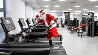 Foto: Lucunya Penampakan Santa Claus Nge-gym