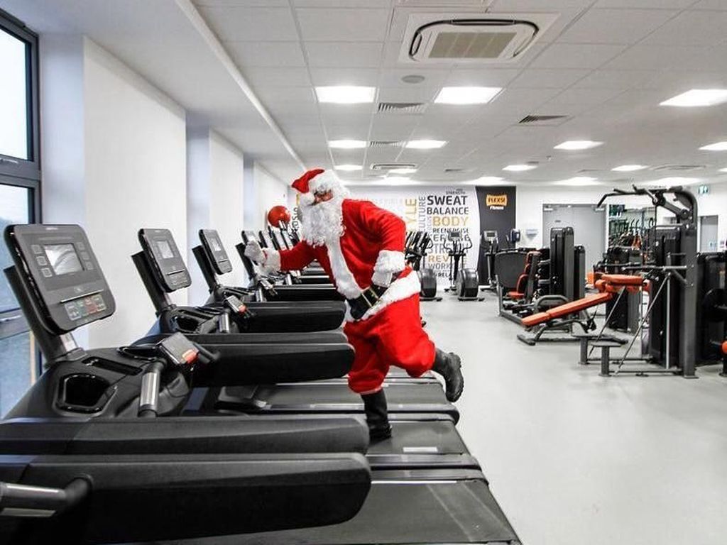 Foto: Lucunya Penampakan Santa Claus Nge-gym