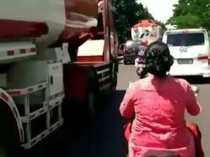Polisi Tidak Tilang Emak Berkonde Terobos Macet di Bandung Polisi Tidak Tilang Emak Berkonde Terobos Macet di Bandung