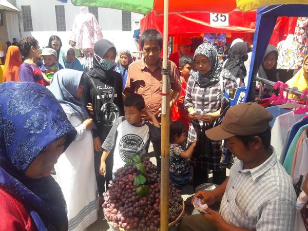 Foto: PKL yang Masih Nekat Berjualan di Trotoar Tanah Abang
