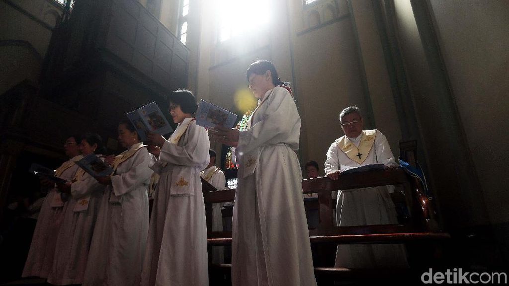 Misa Natal di Gereja Katedral Berlangsung Khidmat