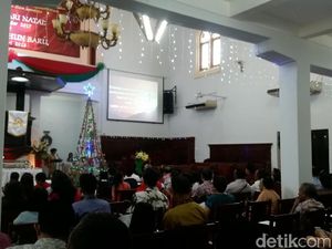 Suasana Khidmat Ibadah Natal di Gereja Ayam