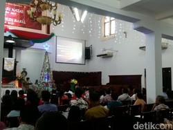 Suasana Khidmat Ibadah Natal di Gereja Ayam