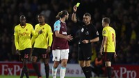 West Ham United merupakan tim paling kotor. Sampai paruh musim, mereka sudah mengoleksi 42 kartu kuning. Foto: Noverine Ivill/Getty Images