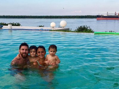 Foto: Messi yang Suka Basah-basahan
