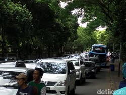 Kedipkan Hazard, Begini Cara Pengendara Ucapkan Terima Kasih di Jalan