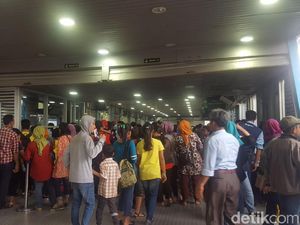 Pulang dari Ragunan, Pengunjung Penuhi Halte TransJ