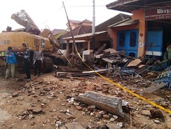 Truk Muat Backhoe Alami Rem Blong, Ini yang Terjadi