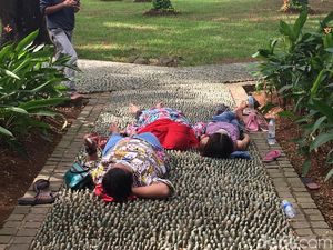 Injak hingga Tidur, Refleksi Batu Kerikil Monas Diminati Wisatawan