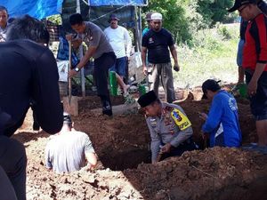 Saat Kapolda Sulsel Ikut Gali dan Kuburkan Pegawainya yang Meninggal