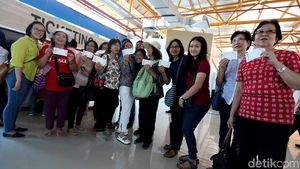Senyum Lebar Warga Ramai-Ramai Jajal Kereta Bandara Soetta