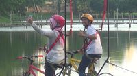 Foto: Naik Sepeda di Atas Danau Cinta Akkarena Makassar