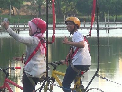 Foto: Naik Sepeda di Atas Danau Cinta Akkarena Makassar