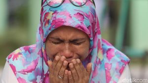 Foto: Tangis Warga Aceh di Kuburan Massal Korban Tsunami