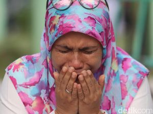 Foto: Tangis Warga Aceh di Kuburan Massal Korban Tsunami