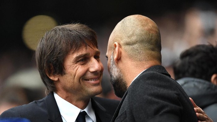 MANCHESTER, ENGLAND - DECEMBER 03:  Antonio Conte, Manager of Chelsea and Josep Guardiola, Manager of Manchester City greet prior to the Premier League match between Manchester City and Chelsea at Etihad Stadium on December 3, 2016 in Manchester, England.  (Photo by Laurence Griffiths/Getty Images)
