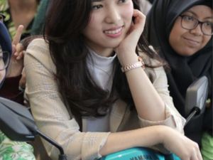 Ratusan Fans Meriahkan Mio S Roadshow Concert with Isyana di Bandung