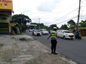 Polisi Berlakukan One Way di Puncak-Ciawi hingga Pukul 19.00 WIB Polisi Berlakukan One Way di Puncak-Ciawi hingga Pukul 19.00 WIB