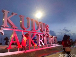 Melihat Pemudik Natal Istirahat di Gerbang Kudus Kota Kretek