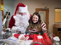 Happy! Saat Bayi Prematur di NICU Rayakan Natal Bareng Santa Claus