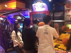 Pakai Kaus Bali, Begini Gaya Jokowi Main Basket di Botani Square