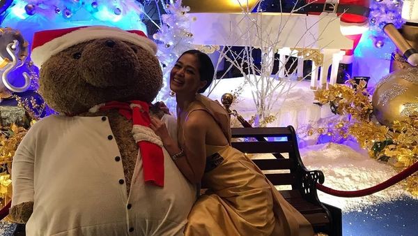 Gaya Selebriti Rayakan Liburan Natal, Putri Eminem Makin Dewasa dan Seksi