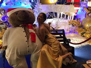 Gaya Selebriti Rayakan Liburan Natal, Putri Eminem Makin Dewasa dan Seksi