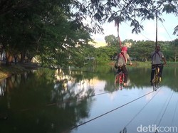 Liburan Akhir Tahun di Makassar, Bersepeda di Atas Danau Cinta