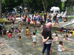 Libur Terakhir Natal, Warga Bandung Padati Taman Badak Singa