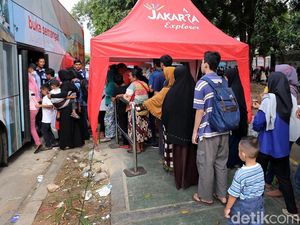 Foto: Antrean Mengular Warga DKI Ingin Naik Bus Tingkat Wisata