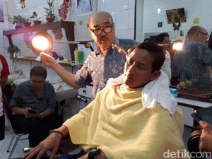 Foto: Sandiaga dan Lulung Potong Rambut Bareng di Ko Tang Glodok