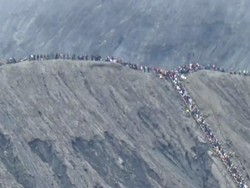 Tak Hiraukan Status Waspada, Wisatawan Sesaki Bibir Kawah Bromo