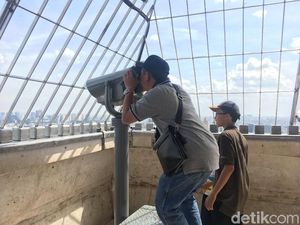 Antusiasme Warga Keker Lanskap Jakarta dari Puncak Monas