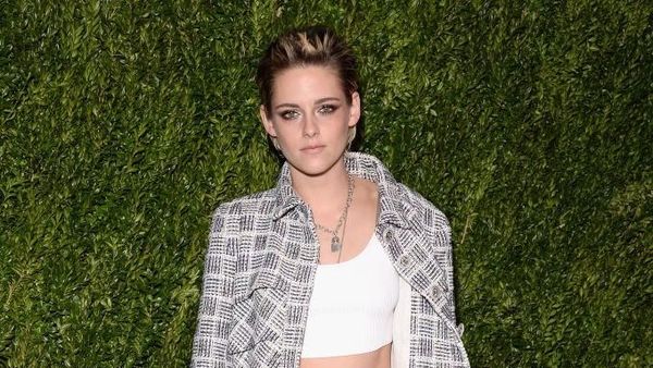8 Gaya Terkini Kristen Stewart yang Tak Lagi Seperti Bella Swan, Manglingi!