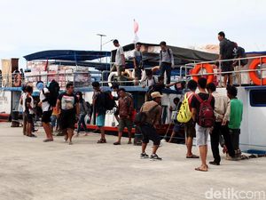 Melihat Aktivitas Penyeberangan Pelabuhan Muara Angke di Hari Libur Natal