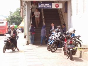 Pilih Mangkal di Pintu Stasiun Tn Abang, Ini Curhat Pengemudi Opang