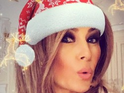 Melania Trump Pose Selfie Duck Face ala Artis, Seksi atau Cute?