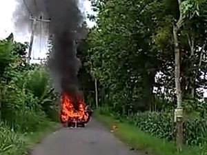 Diduga Korsleting, Mobil Sedan Terbakar di Tulungagung