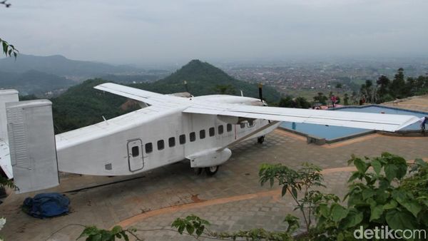 Foto: Ada di Bandung, Pesawat Parkir di Atas Gunung