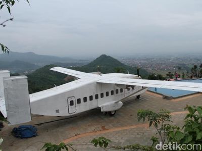 Foto: Ada di Bandung, Pesawat Parkir di Atas Gunung