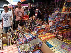 Jelang Tahun Baru, Pedagang Kembang Api Bermunculan