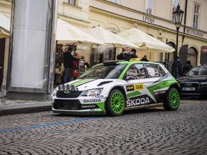 Mau Jadi Penumpang Taksi Mobil Rally? Mau Jadi Penumpang Taksi Mobil Rally?