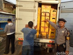 Mobil Boks Berisi Ribuan Botol Miras Diamankan Polres Demak