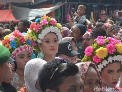 Gadis-gadis Cantik Bermahkota Bunga di Indramayu