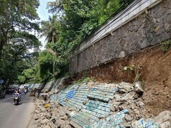Tembok Mural di Jalan Siliwangi Bandung Ambrol