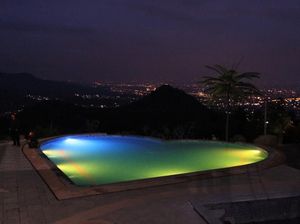 Foto: Kolam Renang Bercahaya di Bandung