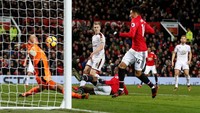 Manajer MU, Jose Mourinho, memasukkan Jesse Lingard pada awal babak kedua. Foto: Andrew Yates/Reuters