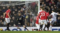 Pertandingan baru berjalan tiga menit, MU kemasukan oleh gol Ashley Barnes. Foto: Stu Forster/Getty Images